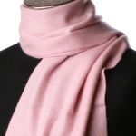 Echarpe en cachemire rose � chevrons