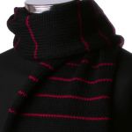 Echarpe noire � fines rayures rouges