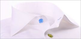 Chemise cintr�e, boutons tricolores verts, bleus et fushias, col un bouton