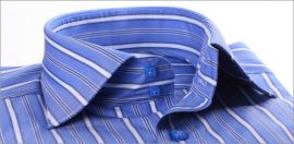 Chemise bleue � rayures blanches et poignets mousquetaires
