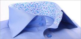 Chemise bleue � fines rayures blanches, col et poignets � motifs fleuris bleus