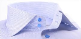 Chemise blanche � fines rayures bleues, poignets mousquetaires et boutons bleus