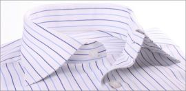 Chemise blanche � rayures bleues, poignets mousquetaires et col un bouton