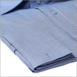 Chemise bleue fonc�e � poignets mousquetaires