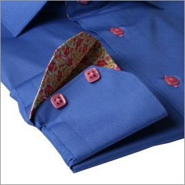 Chemise bleue � col int�rieur fleuri