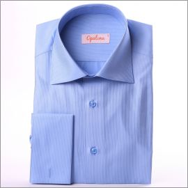 Chemise bleue � fines rayures blanches et poignets mousquetaires