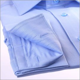 Chemise bleue � fines rayures blanches et poignets mousquetaires