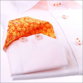 Chemise blanche � col � fleurs jaunes et oranges et boutonni�res oranges