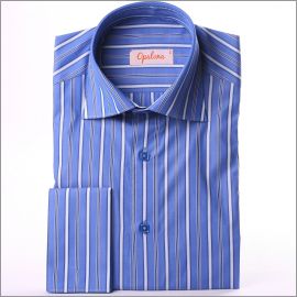 Chemise bleue � rayures blanches et poignets mousquetaires