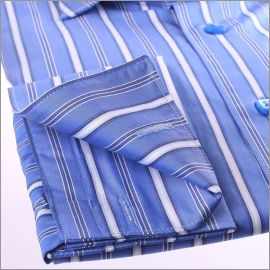 Chemise bleue � rayures blanches et poignets mousquetaires