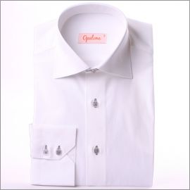Chemise cintr�e blanche, galon fleuri gris sur l'ext�rieur du col et boutonni�res grises