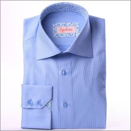 Chemise bleue � fines rayures blanches, col et poignets � motifs fleuris bleus