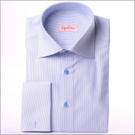 Chemise blanche � fines rayures bleues, poignets mousquetaires et boutons bleus