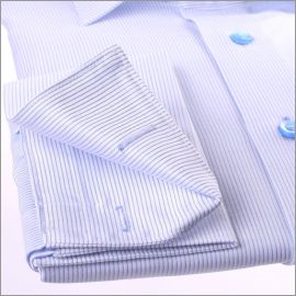 Chemise blanche � fines rayures bleues, poignets mousquetaires et boutons bleus