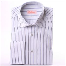 Chemise blanche � rayures bleues, poignets mousquetaires et col un bouton
