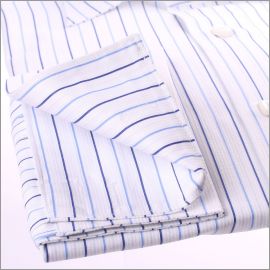 Chemise blanche � rayures bleues, poignets mousquetaires et col un bouton