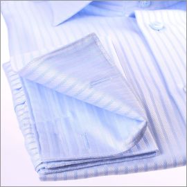 Chemise bleue ray�e � poignets mousquetaires