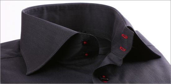 Chemise cintr�e grise � boutonni�res rouges et boutons noirs