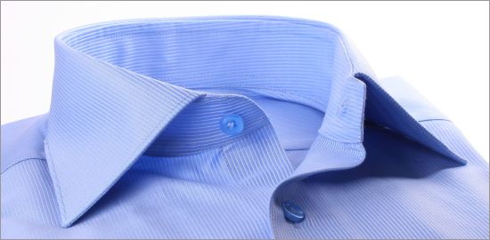 Chemise bleue � fines rayures blanches et poignets mousquetaires