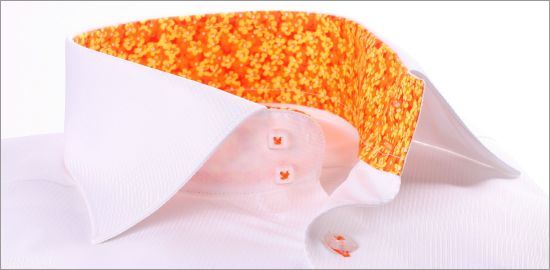 Chemise blanche � col � fleurs jaunes et oranges et boutonni�res oranges
