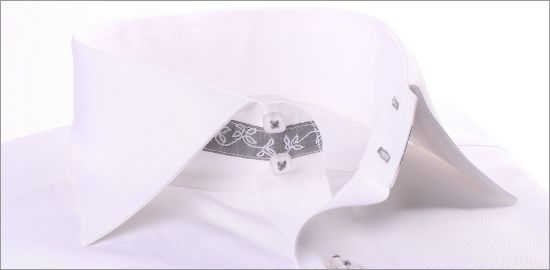 Chemise cintr�e blanche, galon fleuri gris sur l'ext�rieur du col et boutonni�res grises