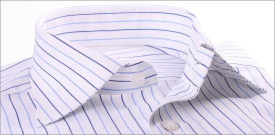 Chemise blanche � rayures bleues, poignets mousquetaires et col un bouton