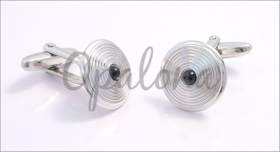 Rond en c�ne surplomb� d'une pierre noire