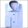 Une chemise � poignets mousquetaires bleue ciel et � int�rieur de col gris anthracite