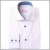 Une chemise blanche � interieur de col � fleurs bleues