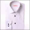 Chemise cintr�e blanche � col et poignets � motifs �toiles noires et boutons noirs