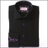 Chemise cintr�e noire � col et poignets napolitains � fleurs violettes et boutons violets