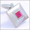 Carr� argent� incrust� d'un cristal rouge fushia