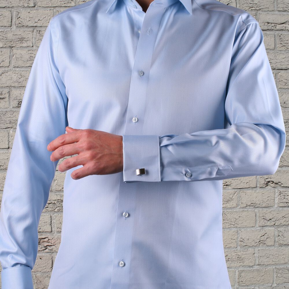 Camisa azul oscuro puño francés con rayas blancas