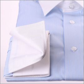 Vita och blå randig skjorta med vit krage och manschetter