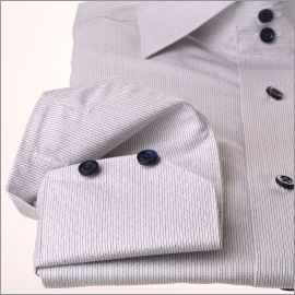Camisa jacquard blanca con rayas azules y botones azules