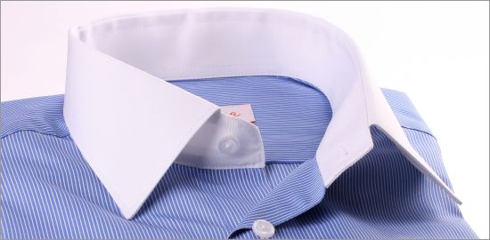 Blå med tunna vita ränder fransk manschett skjorta med vit krage och  manschetter