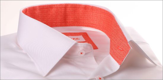 Chemise blanche à col et poignets à motifs rouge orangé