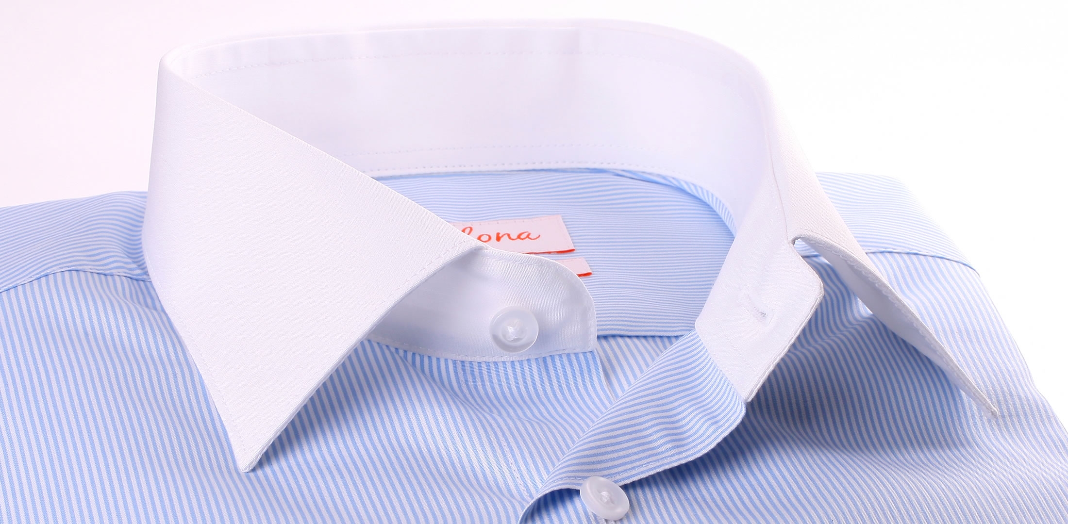 Wit en blauw gestreept shirt met witte kraag en manchetten
