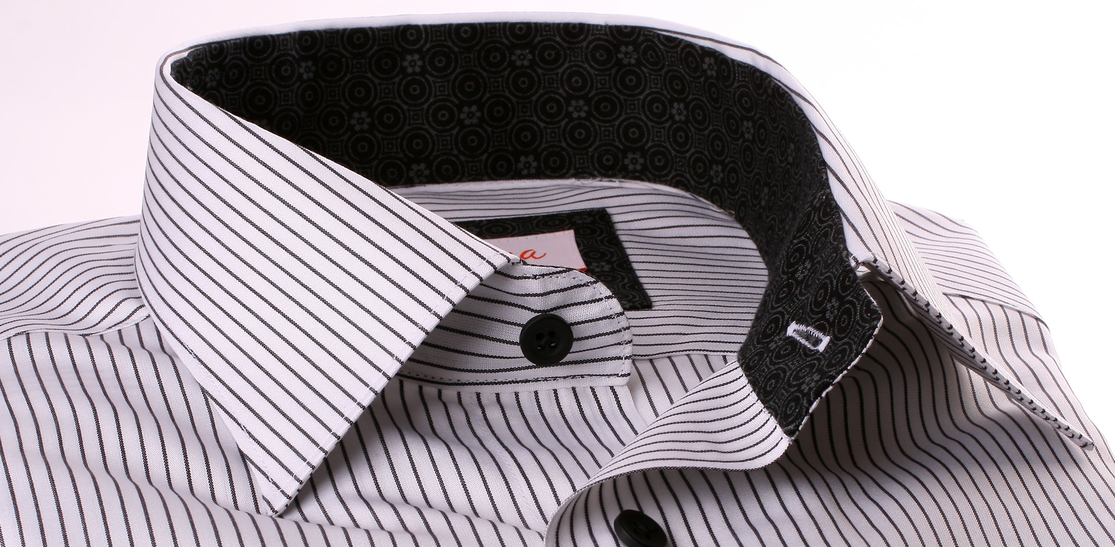 Camisa blanca con rayas negras, grises y negro de cuello y puños patrón