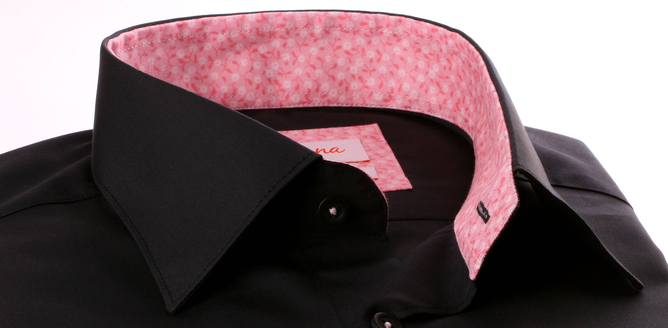 Camisa negra con cuello y puños de flores de color rosa